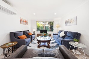 Living area - 3 bedroom house in Lisarow with swimming pool, close to M1, train station (Lisarow)