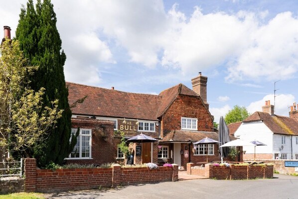 Exterior - The Bull at The Green (Lewes)