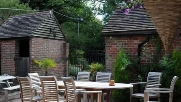 Outdoor dining - The Bull at The Green (Lewes)
