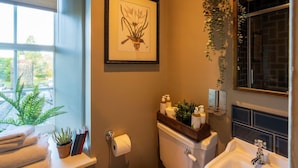 Bathroom - The Cotswold Gateway Hotel (Burford)