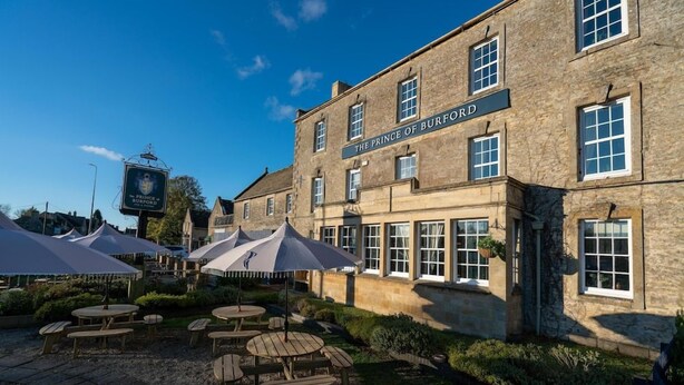 Outdoor dining - The Cotswold Gateway Hotel (Burford)