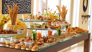 En buffet med et udvalg af mad og drikke.
