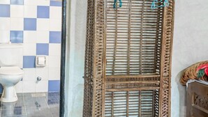 Bathroom - Zad El Mosafer (Yusuf as-Sidiq)