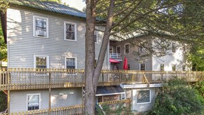 Un edificio de dos plantas con un cartel que indica 'MOUNTAIN VIEW SUITES'.