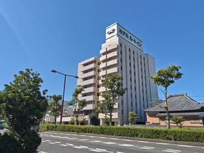 Um edifício alto com uma placa grande no topo.