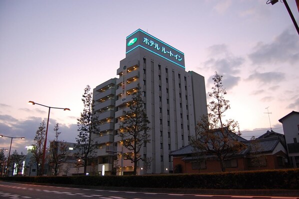 Un hotel de diverses plantes amb un cartell ben visible a la part superior.
