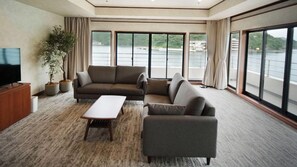 Living area - Yukai Resort Premium Koshinoyu (Nachikatsuura)