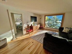 Unclassified image, 2 of 10, button - "Dockside" 4-Season Cottage on Lake Dunmore (Leicester)