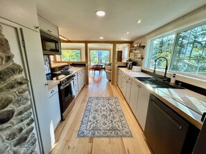 Unclassified image, 3 of 10, button - "Dockside" 4-Season Cottage on Lake Dunmore (Leicester)