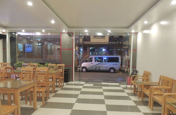Tempat makan luar