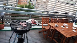 A rooftop patio with a grill, wooden chairs, and a table. - Hanso Presidential Suite Hanok Hotel (Seoul)