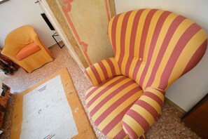 Unclassified image, 3 of 61, button - Barocco-veneziano (Venice)