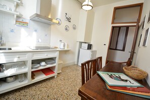 Unclassified image, 4 of 61, button - Barocco-veneziano (Venice)