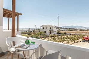 Outdoor dining - Zanneta Studios (Naxos)