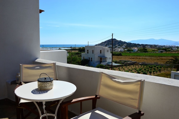 Outdoor dining - Zanneta Studios (Naxos)