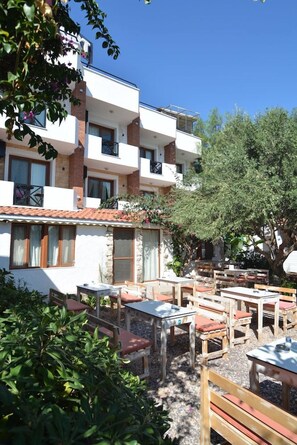 Outdoor dining - Parvaport Otel (Çeşme)