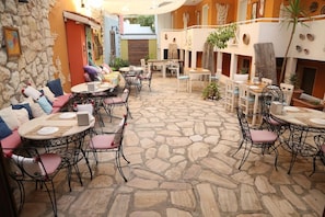 Outdoor dining - Parvaport Otel (Çeşme)
