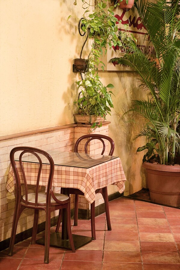 Outdoor dining - Lucky Hotels And Restaurants Bandra (Mumbai)