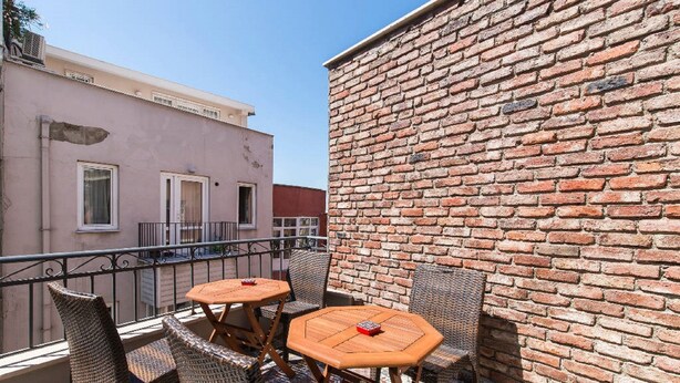 Outdoor dining - Maya Rooms (Istanbul)