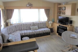 Image 2 - 3 Bedroom Seaside Cabin Sleeps 6 - Indoor Pool (Skegness)