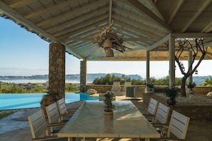 Outdoor dining - Luxury Villa Piedra (Corfu)