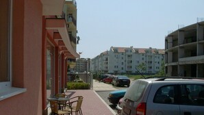 Outdoor dining - Menada Sunset Beach 4 Apartments (Nessebar)