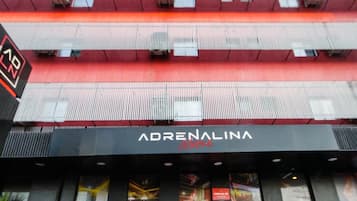 Um edifício com uma placa que diz 'ADRENALINA Motel'.