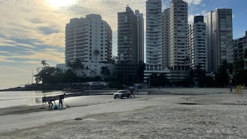 Een strand met hoge gebouwen op de achtergrond.
