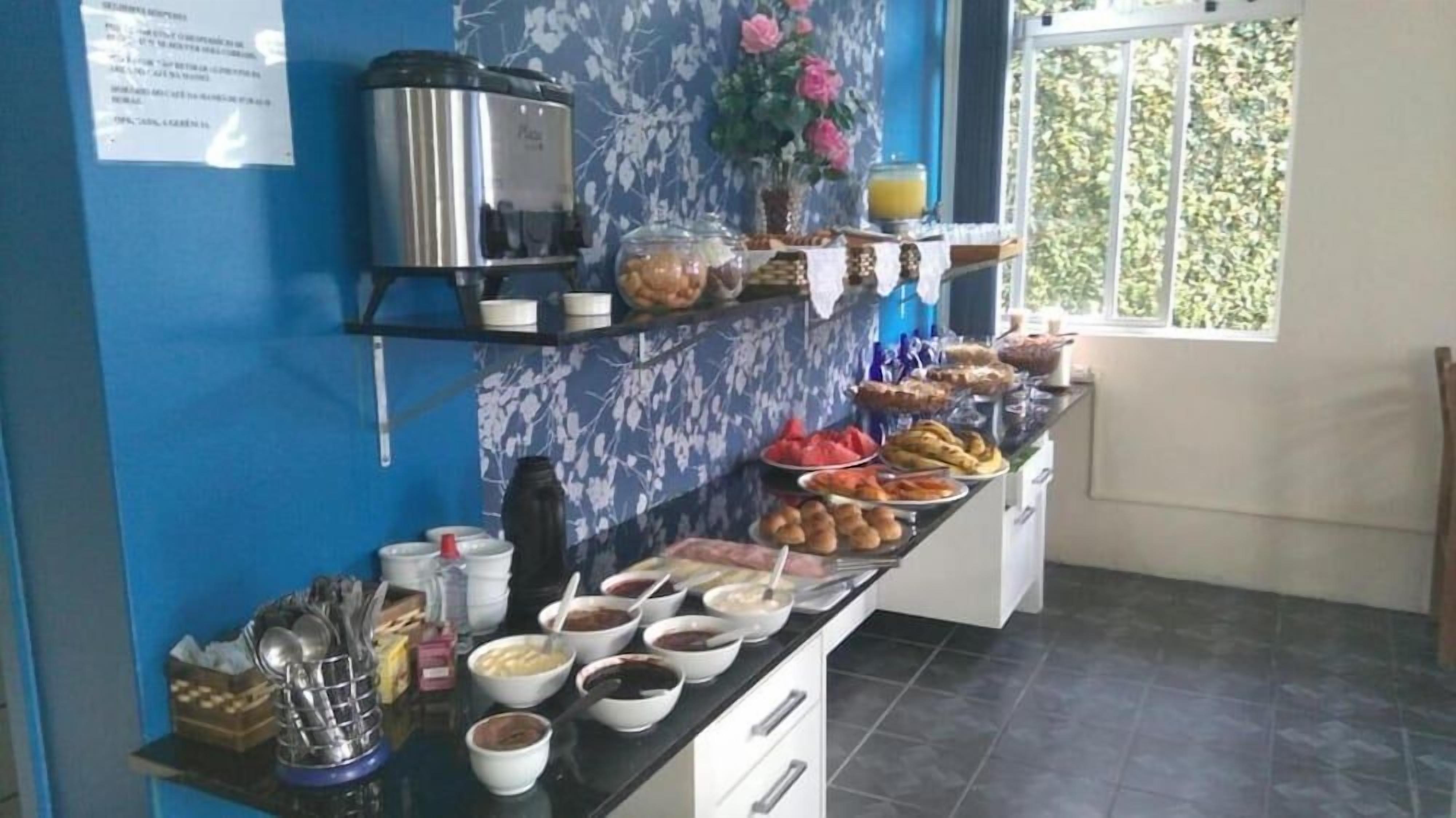 Montaje de bufé con diversos alimentos y una máquina de café.