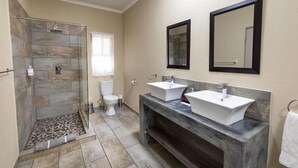 Bathroom - The Belgium Inn (Hoedspruit)
