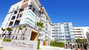 Un hotel de diverses plantes amb un disseny modern, que destaca per balcons i un cel serè.