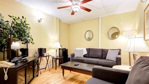 Living area - The Stratford Hotel (Stratford)