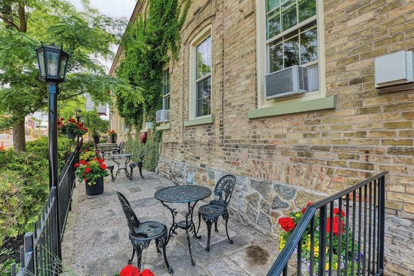Outdoor dining - The Stratford Hotel (Stratford)