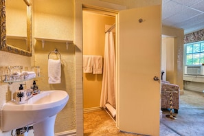 Bathroom - The Stratford Hotel (Stratford)
