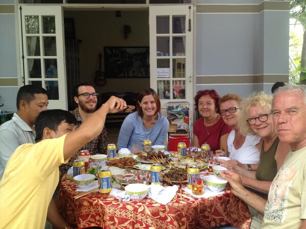 Outdoor dining - Homestay Hong Cong (Da Nang Municipality)