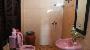 Bathroom - The Bong Thom Homestay by AIC (Banteay Srei)
