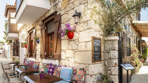 Outdoor dining - Avci Han Tas Ev Hotel - Adults Only (Çeşme)