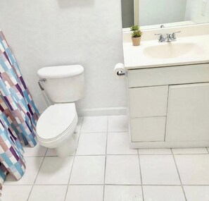 Bathroom - Superb 3-bedroom,2 bath condo,sleeps 5-6 w 2 parking spots & AC in sunny Tucson (Tucson)