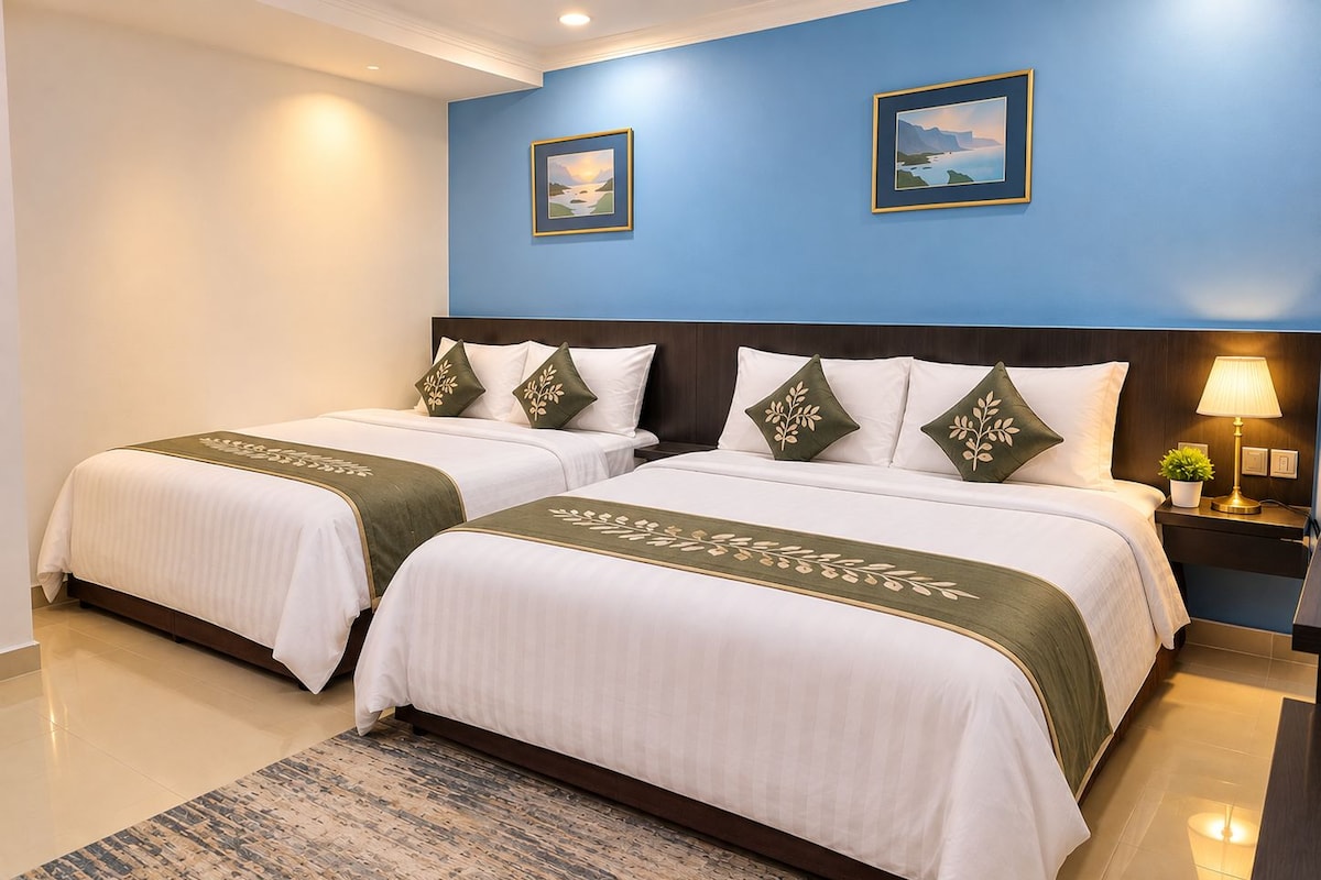 Habitación cuádruple familiar | Escritorio, tabla de planchar con plancha, wifi gratis y ropa de cama
