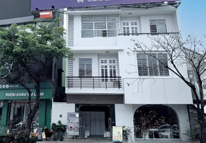 Exterior detail - Japanese Sleep Box Da Nang Airport (Thanh Khe)
