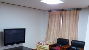 Living area - Hyundai Hotel (Jeju City)