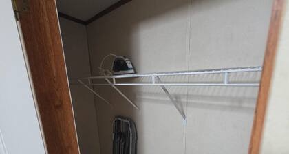 Cozy 2-bedroom mobile home in fabulous Sulphur with AC + Wi-Fi