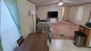 Unclassified image, 5 of 20, button - Cozy 2-bedroom mobile home in fabulous Sulphur with AC + Wi-Fi (Sulphur)