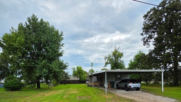 Property grounds - Cozy 2-bedroom mobile home in fabulous Sulphur with AC + Wi-Fi (Sulphur)