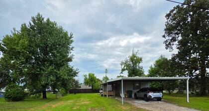 Cozy 2-bedroom mobile home in fabulous Sulphur with AC + Wi-Fi