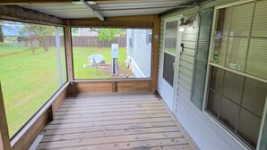 Unclassified image, 4 of 20, button - Cozy 2-bedroom mobile home in fabulous Sulphur with AC + Wi-Fi (Sulphur)