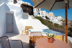 Outdoor dining - Santa Irini Villa (Santorini)