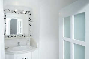 Bathroom - Santa Irini Villa (Santorini)