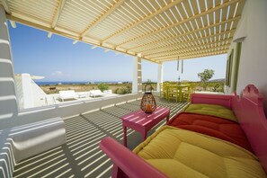 Outdoor dining - Villa Agrikoia (Santorini)