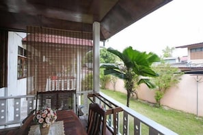 Outdoor dining - Happy House (Koh Samui)